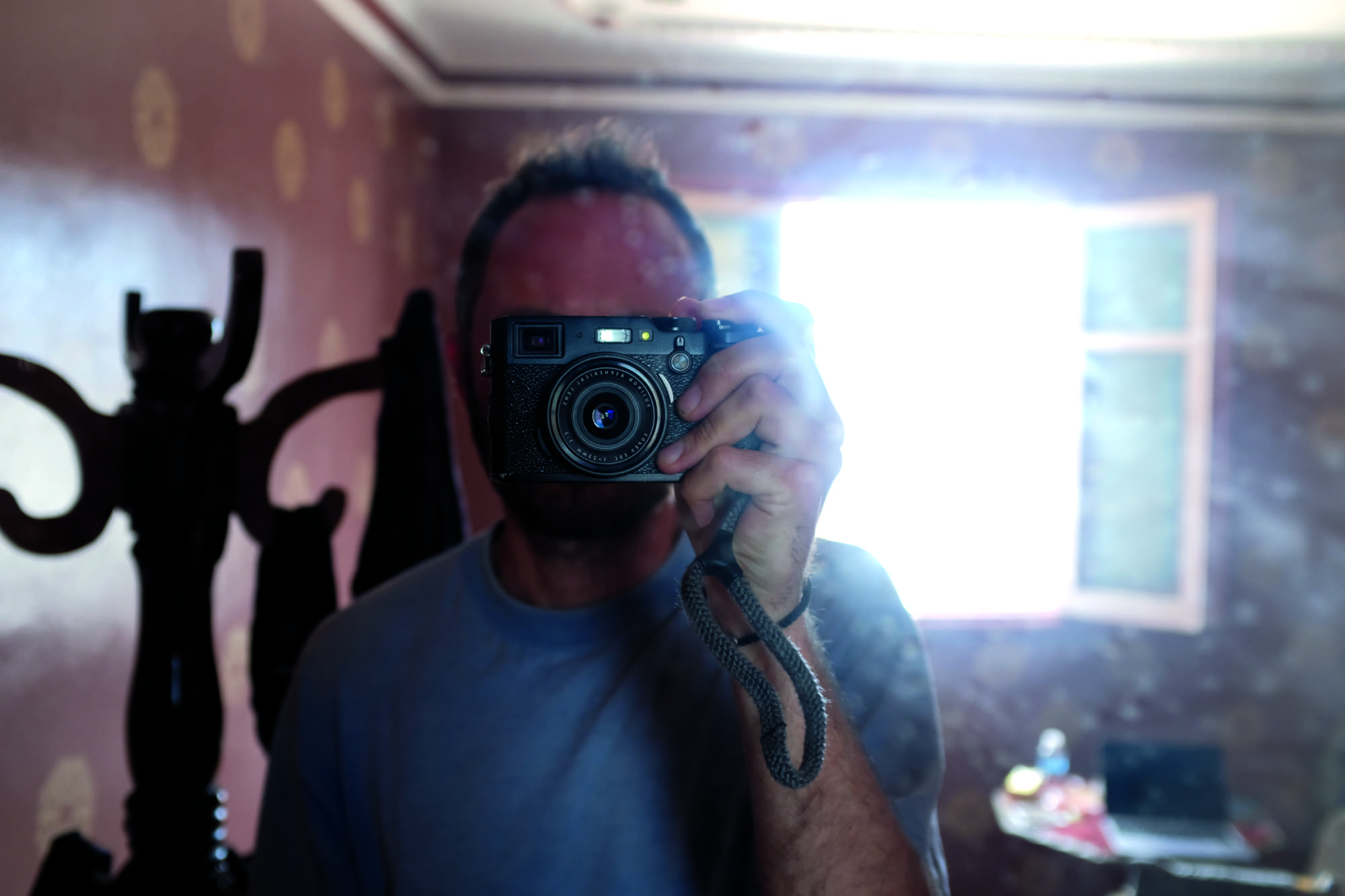 Autoportrait dans une chambre d'hôtel de Nador.
